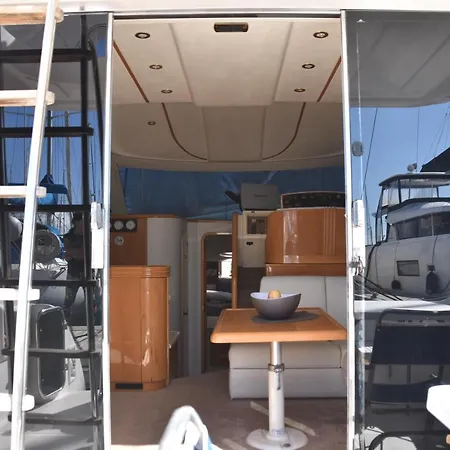 Luxury Yacht Kamikara 보트호텔 *