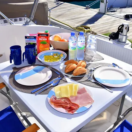 Luxury Yacht Kamikara Bateau-hôtel *