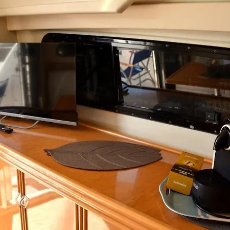 Luxury Yacht Kamikara 보트호텔