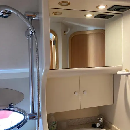 Luxury Yacht Kamikara Úszó hotel