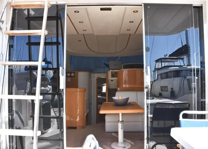 Luxury Yacht Kamikara 보트호텔 *