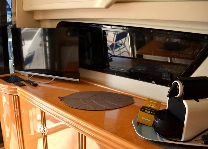 Luxury Yacht Kamikara Botel