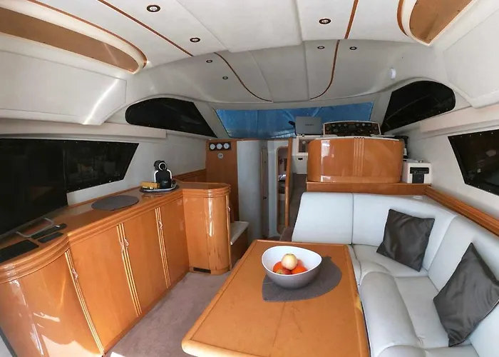 Botel Luxury Yacht Kamikara *